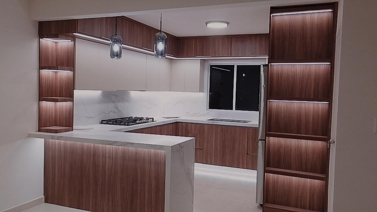 Cocina integral nogal con isla y mármol