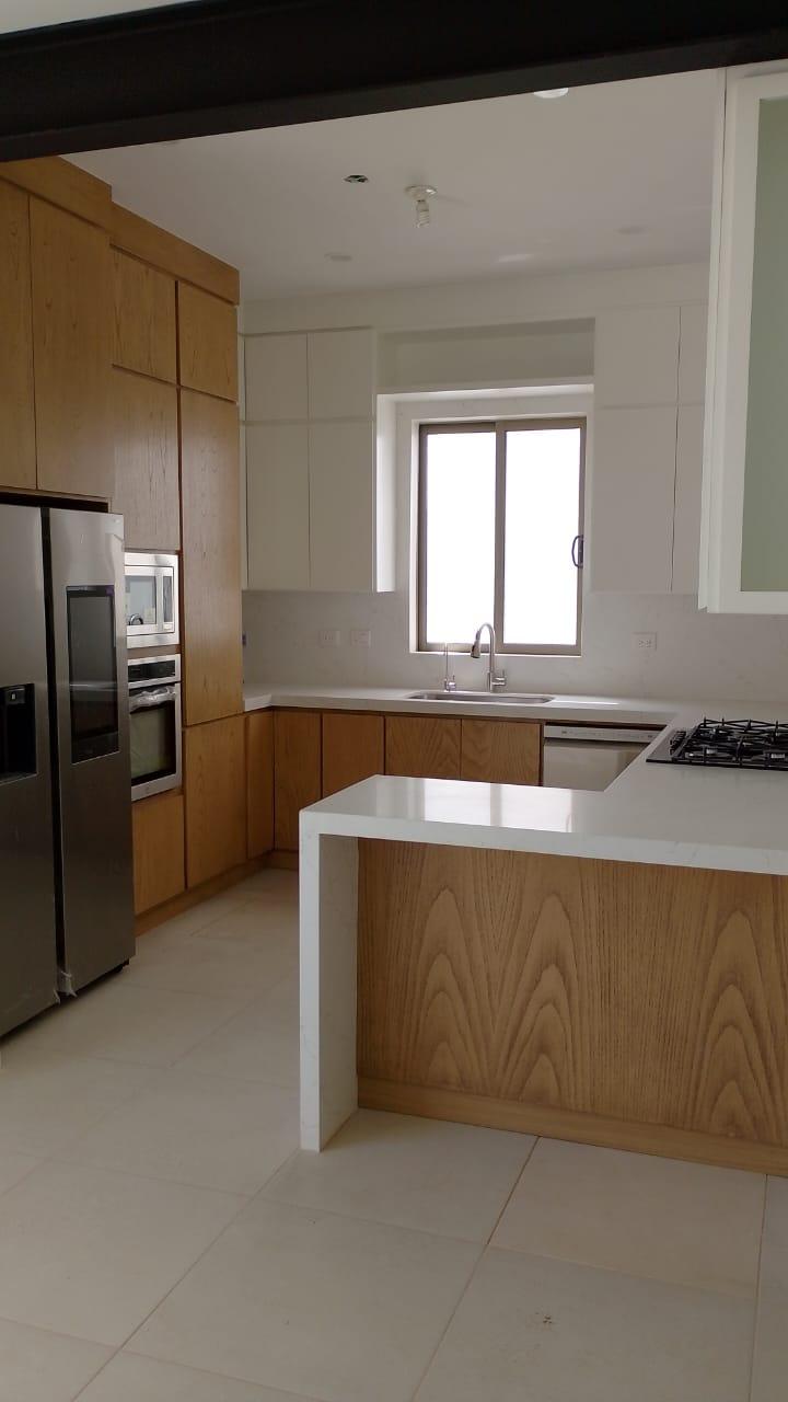 Cocina blanca con base roble
