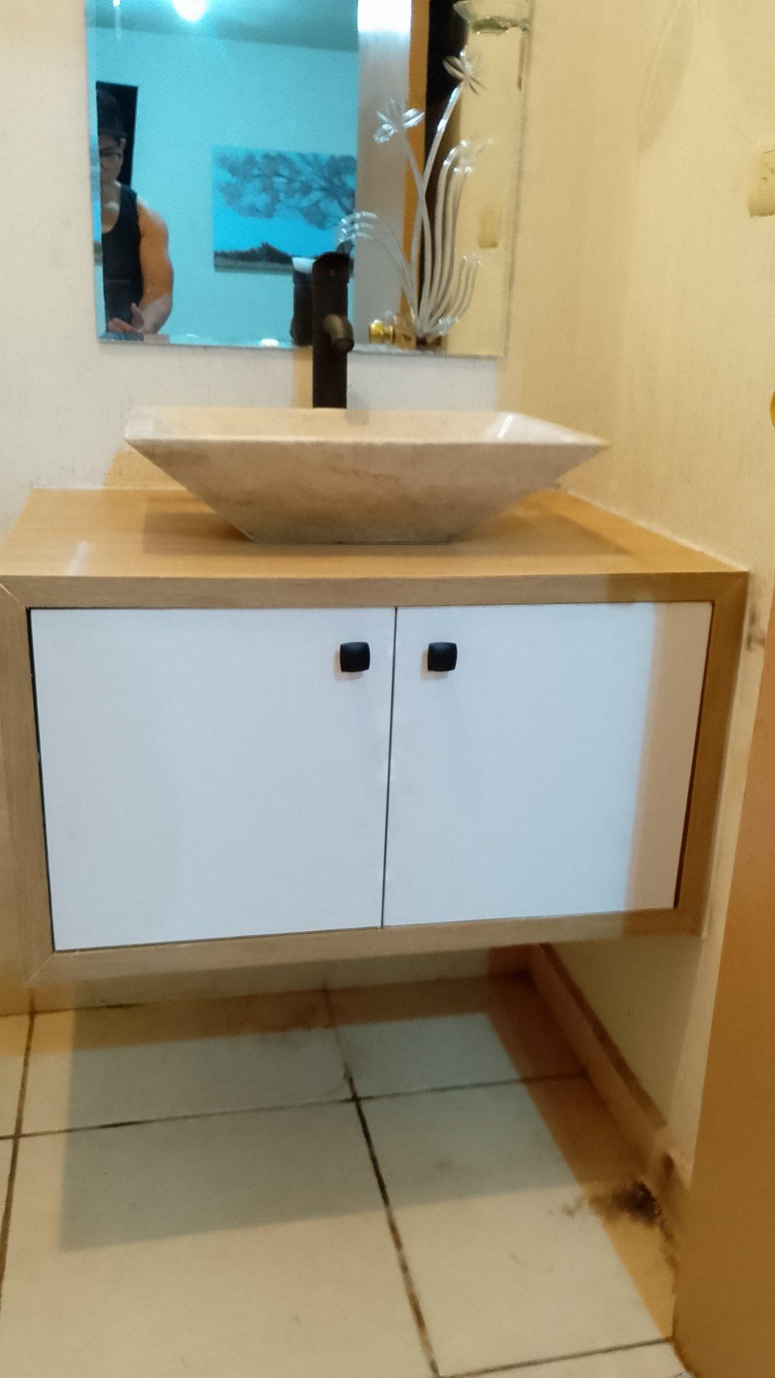 Cocina nogal con LED y mármol