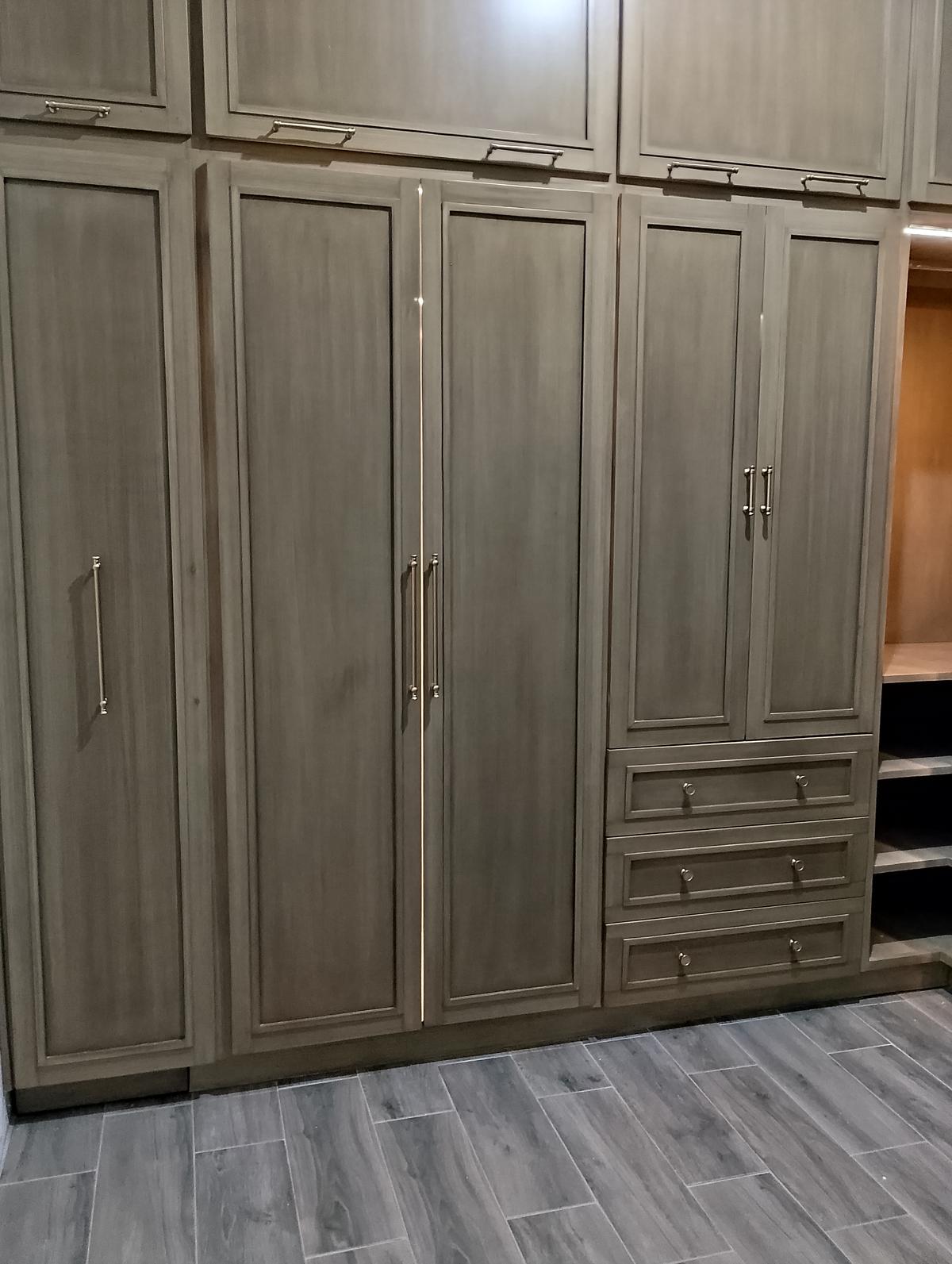 Vestidor clásico gris con herrajes dorados