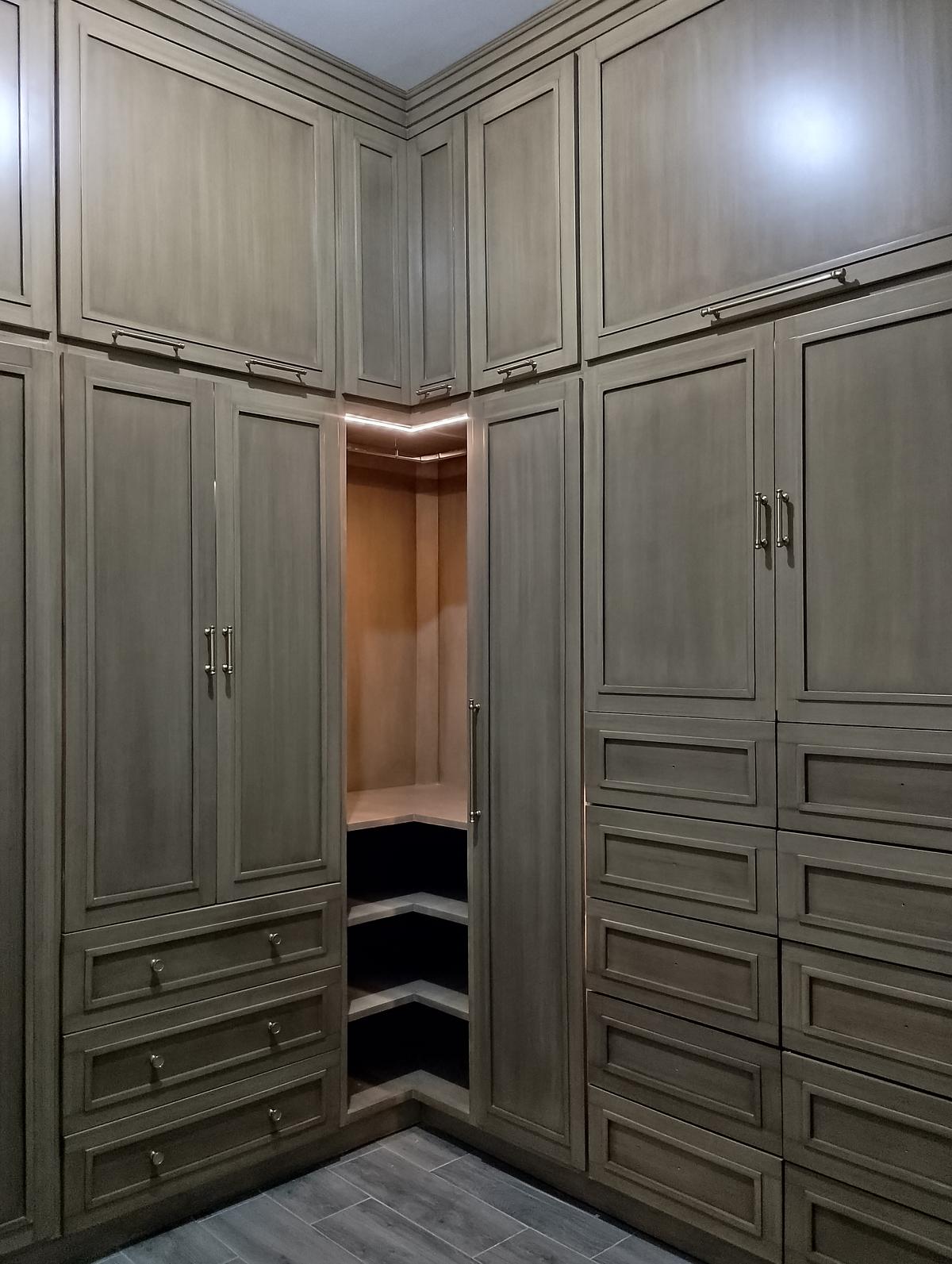 Vestidor gris piso a techo con cajones