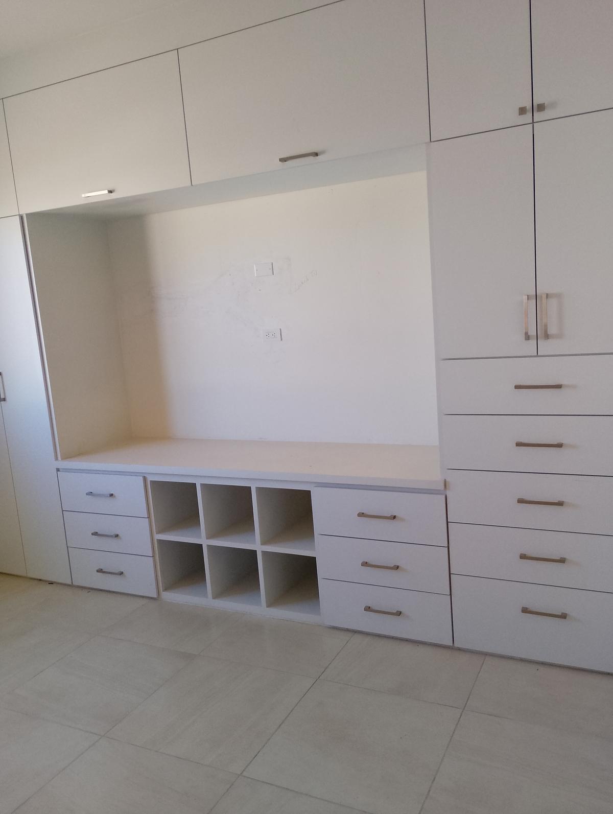 Vestidor blanco con nichos y cajones