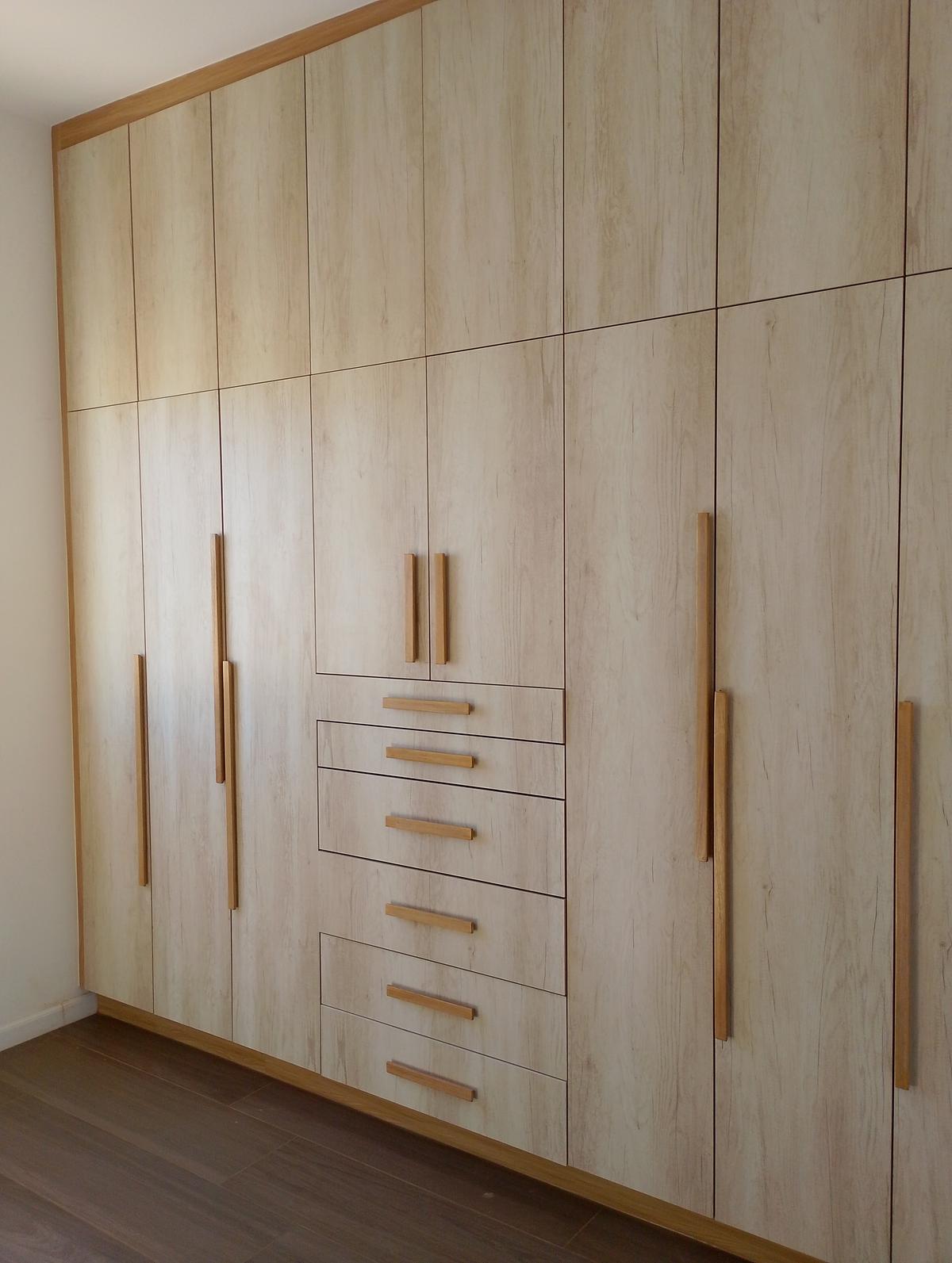 Closet madera clara piso a techo