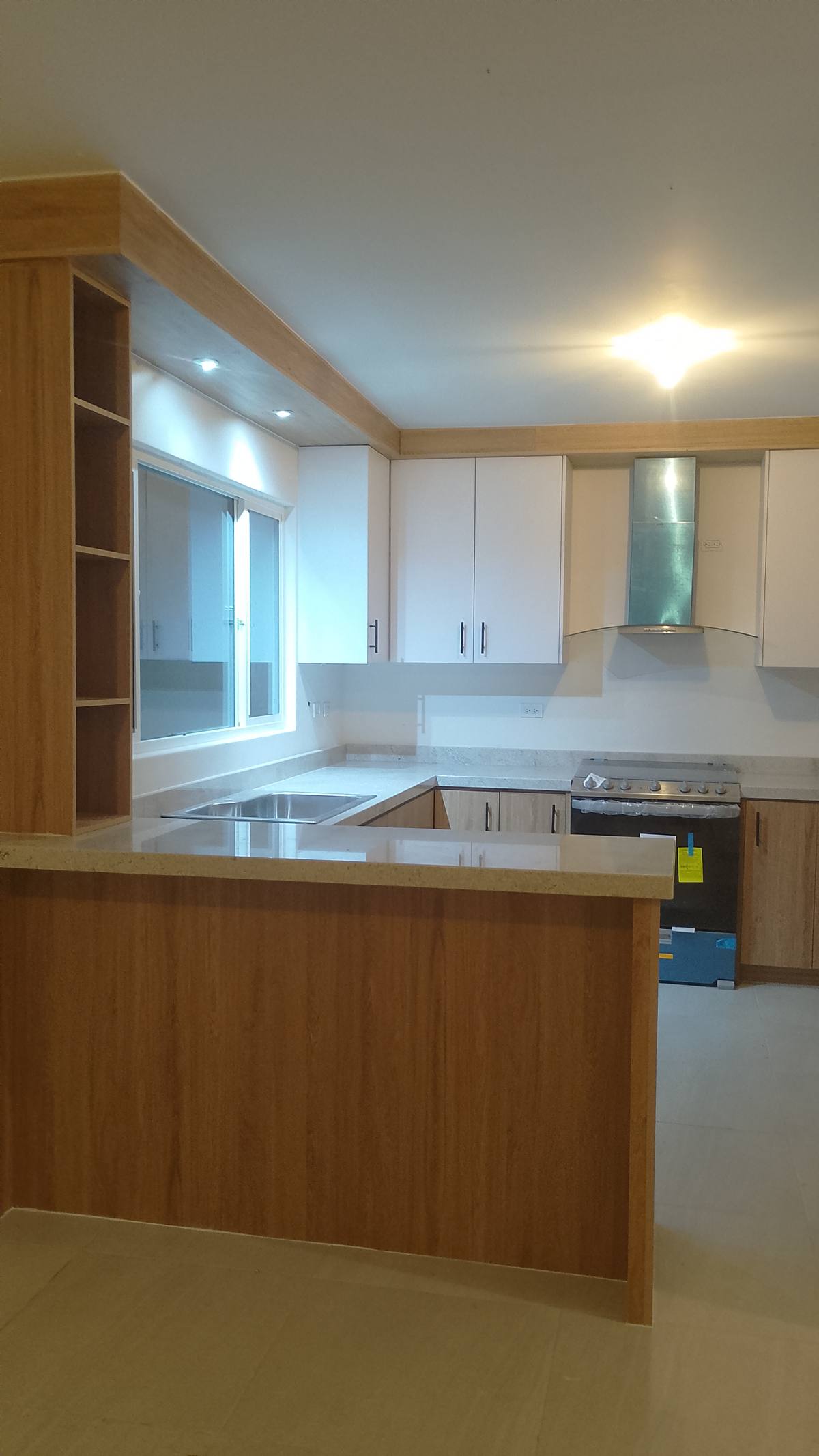 Cocina roble y blanco con campana acero