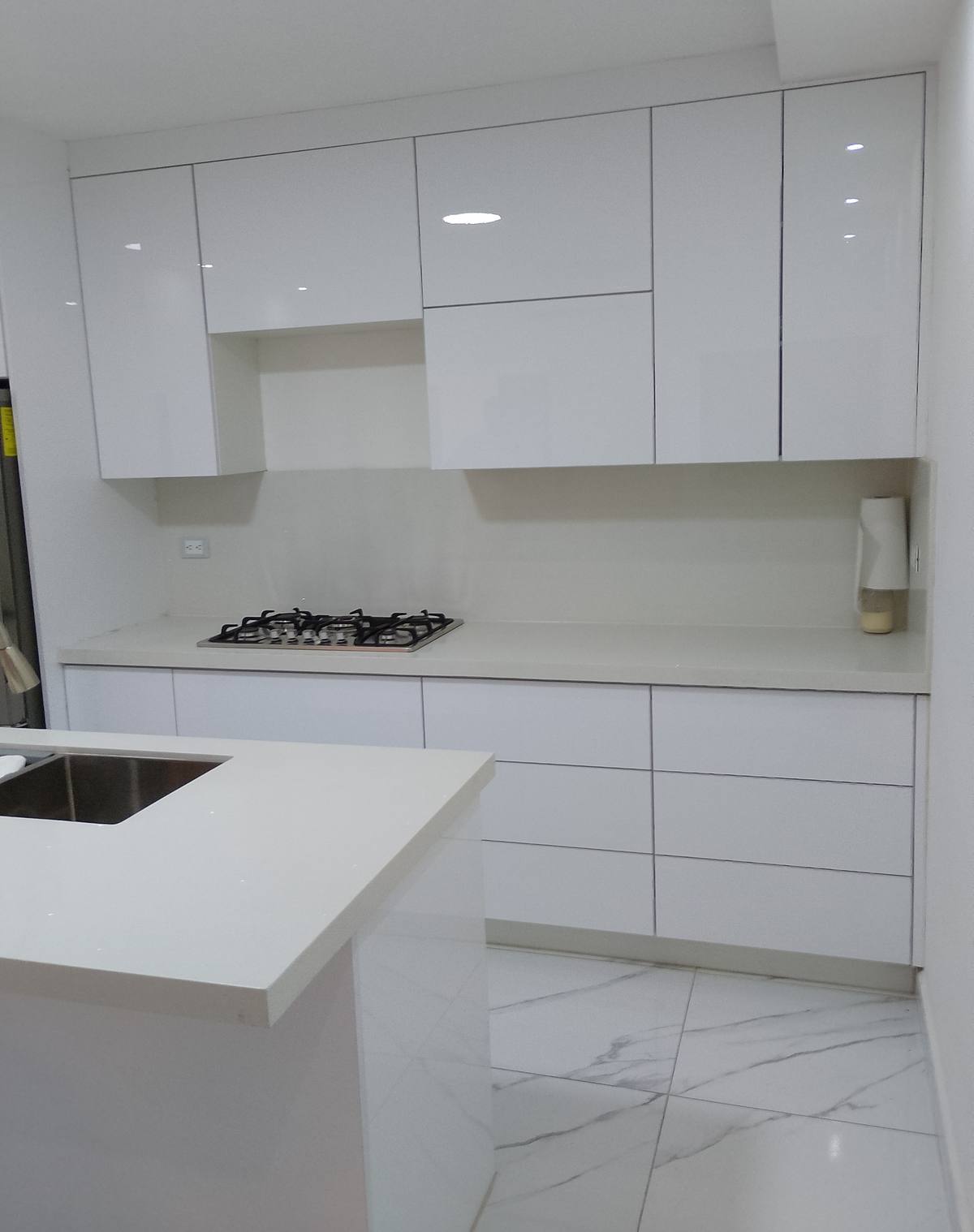 Cocina blanco gloss con cubierta quartz