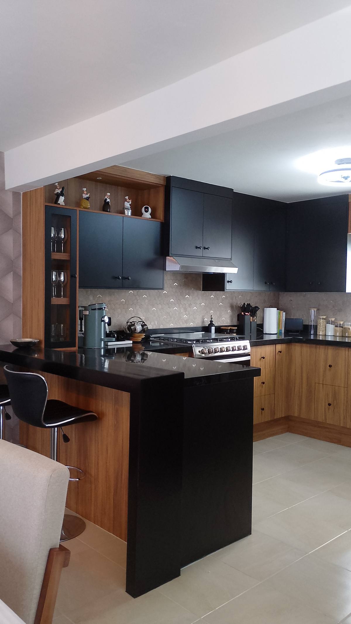 Cocina negro y madera con isla de granito