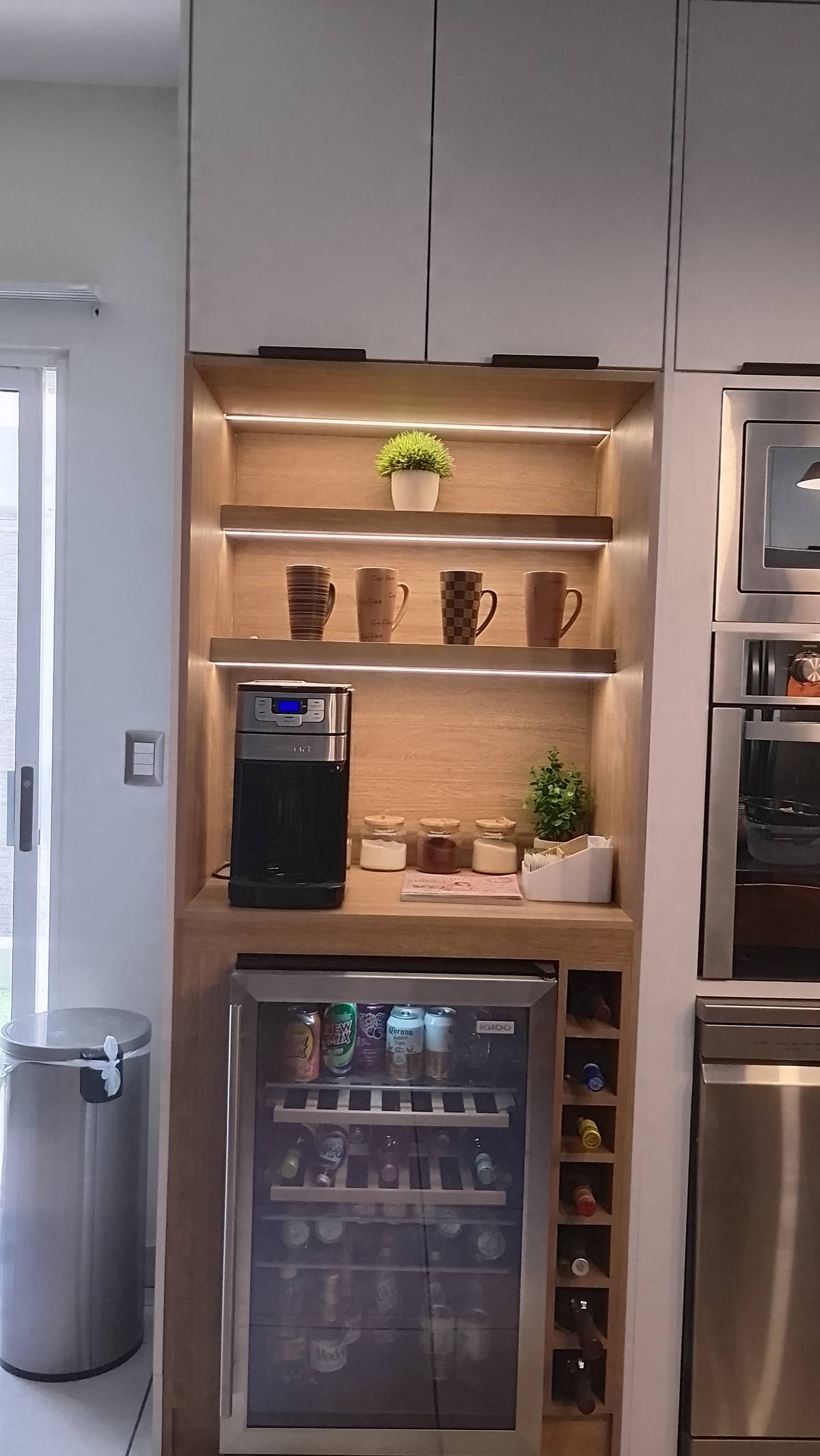 Cocina nicho roble con LED y cava de vinos
