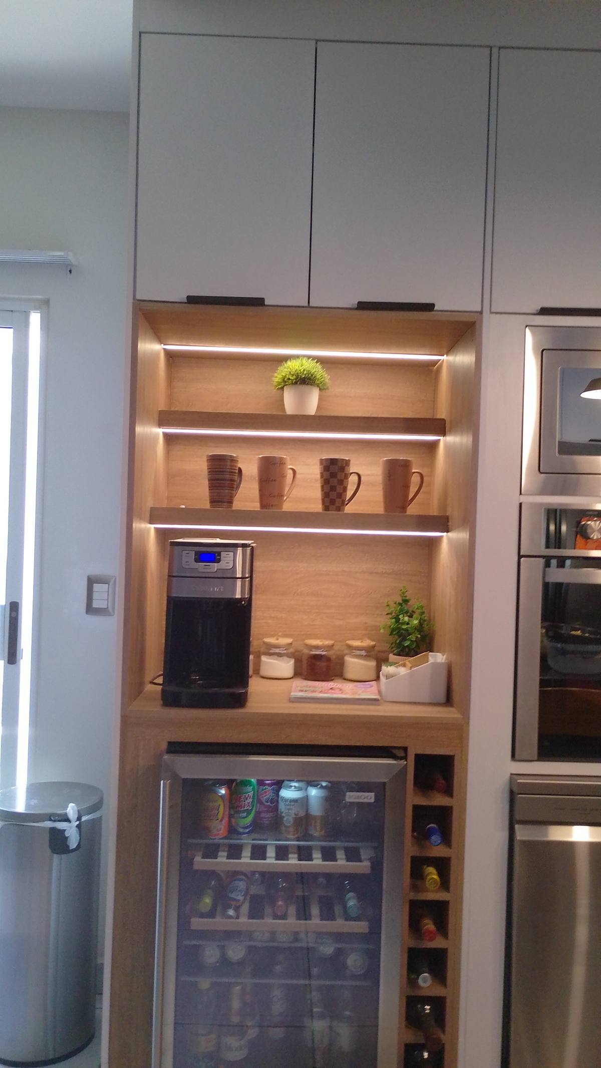 Cocina nicho iluminado con cava integrada