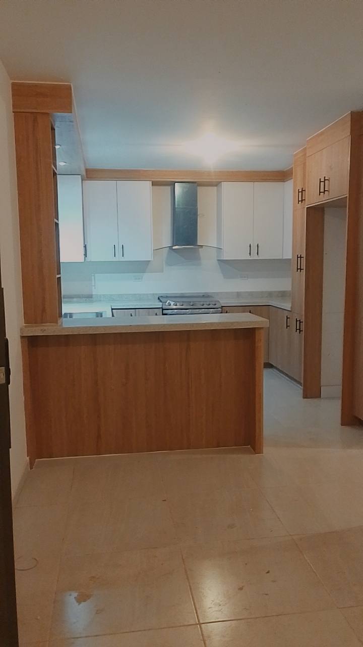 Cocina blanco y roble con campana