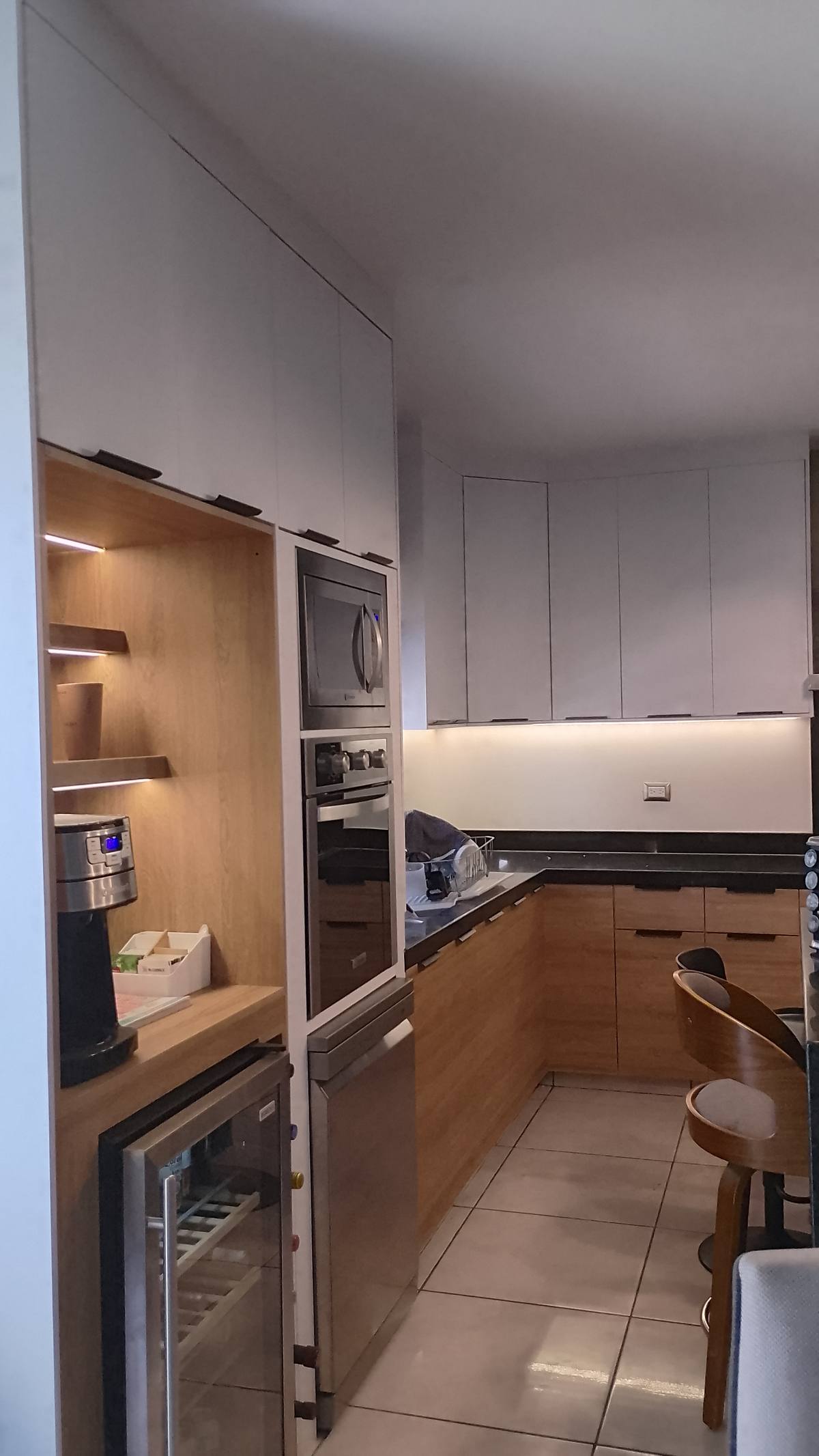 Cocina blanca y madera con horno integrado