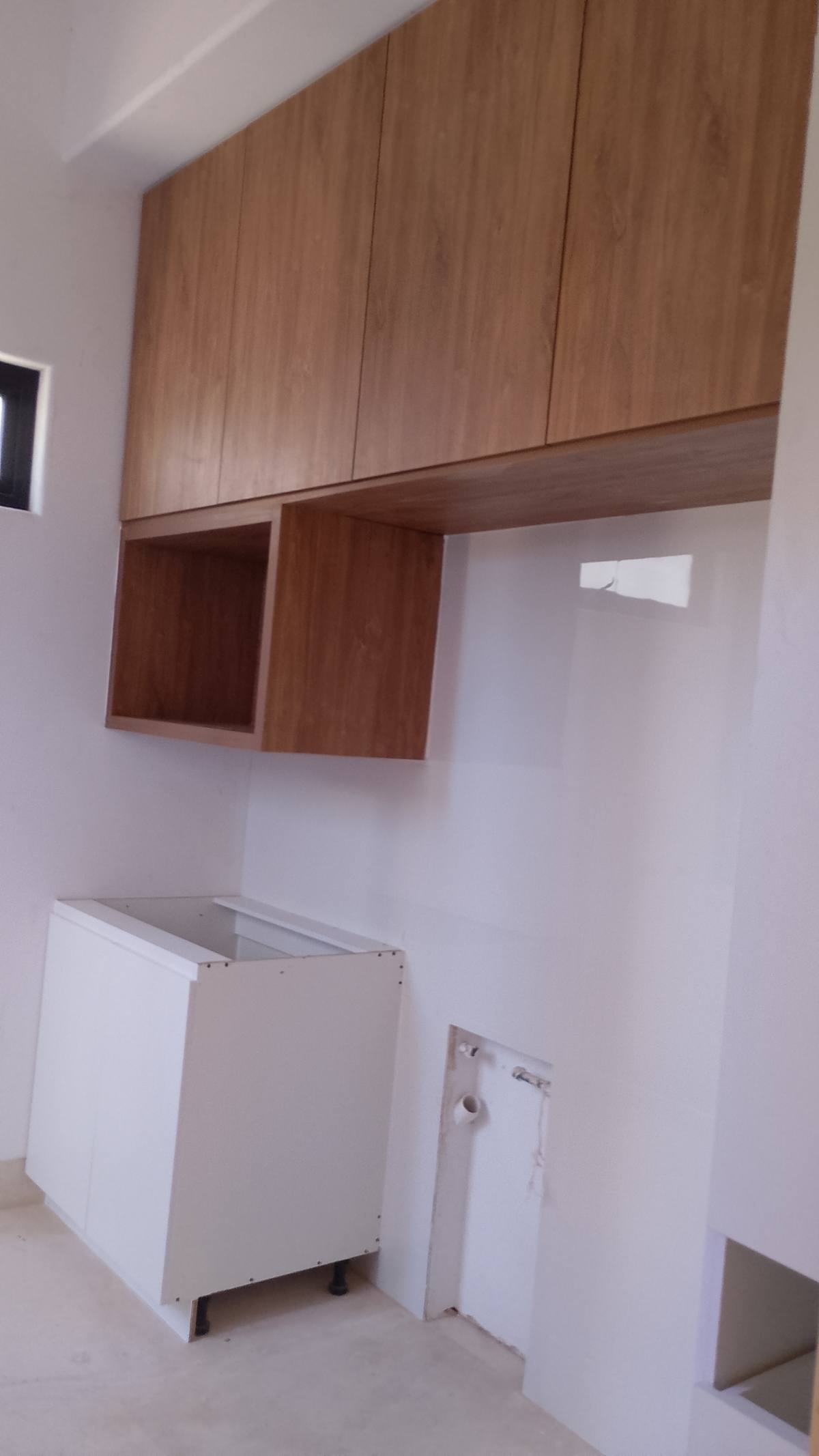 Cocina en roble con alacenas abiertas y base blanca