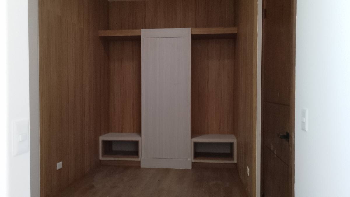 Interior de vestidor en nogal con banca y nichos laterales