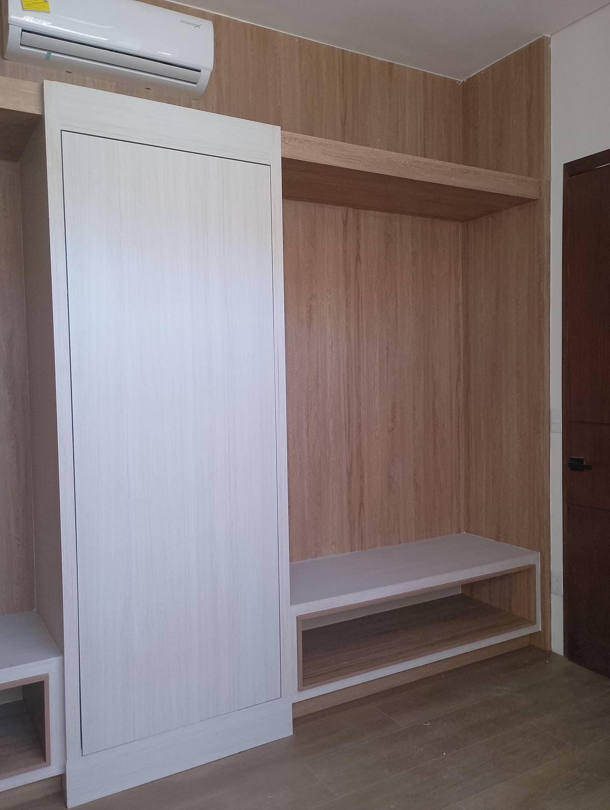 Closet blanco con panel roble y banca integrada