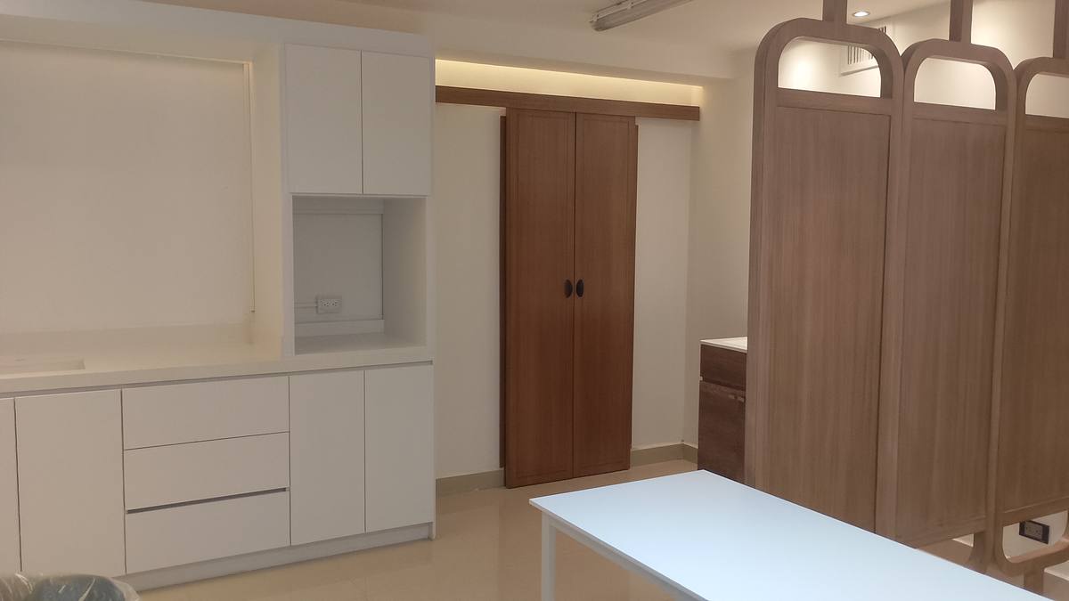 Mueble blanco con nicho y puerta roble corrediza