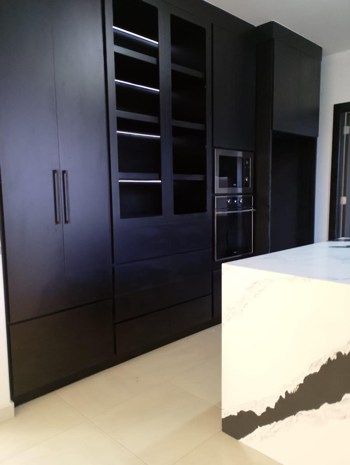 Cocina roble y blanco con quartz